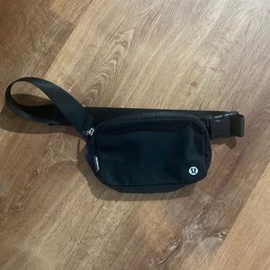 Everywhere Belt Bag 1L   No stains or rips  PRICE US NEGOTIABLE